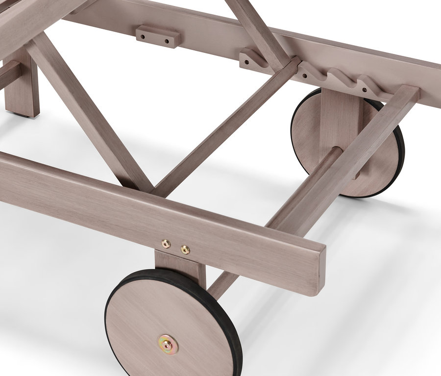Detail rámu zahradního lehátka »Leira« s kolečky a polstrem.