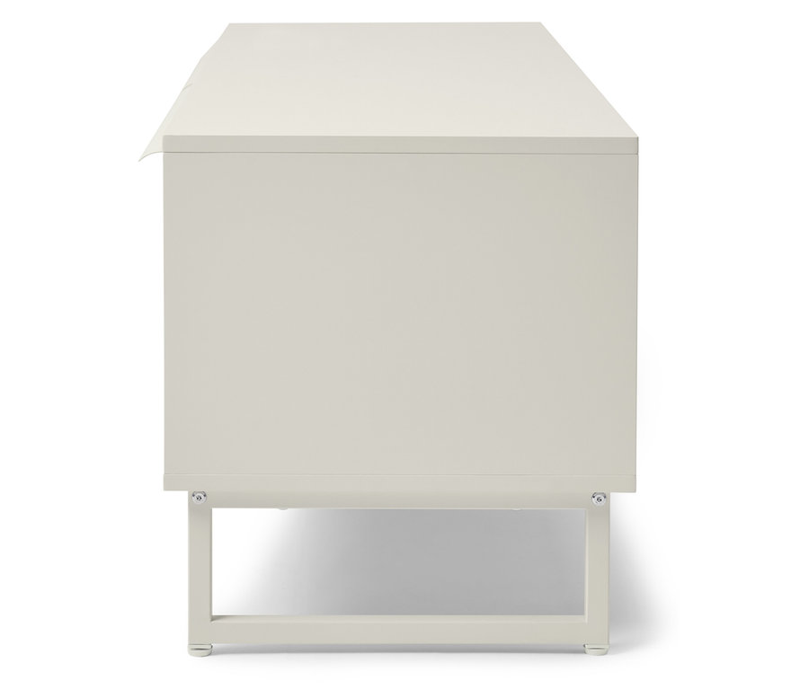 Bílý noční stolek s obdélníkovou deskou a kovovýma nohama.