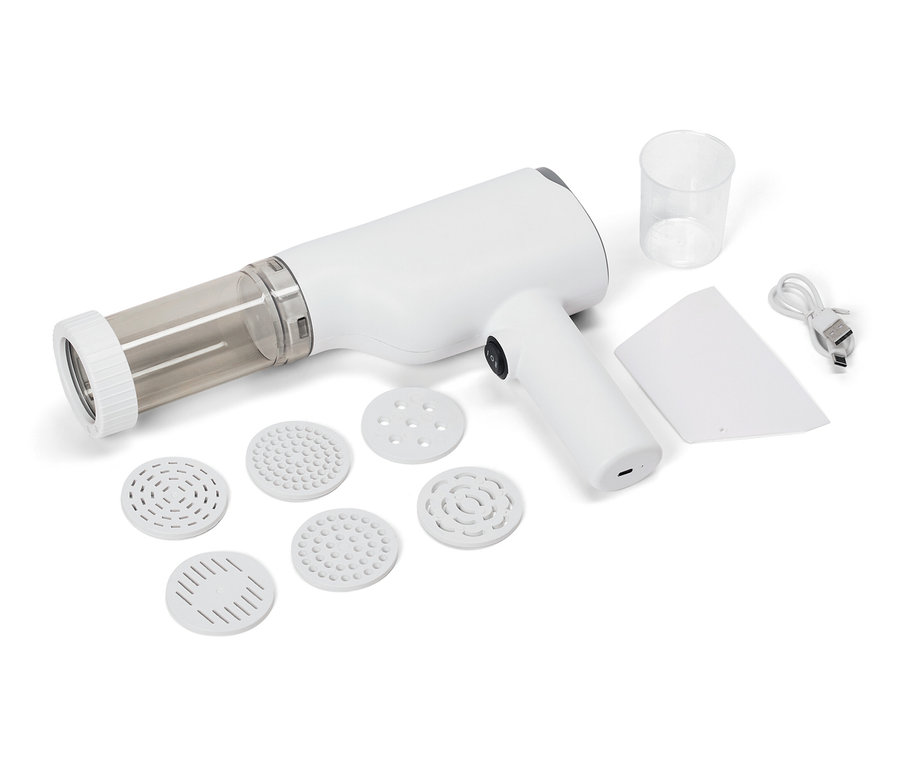 Elektrický výrobník těstovin s různými nástavci, odměrkou, špachtlí a nabíjecím kabelem na bílém pozadí.