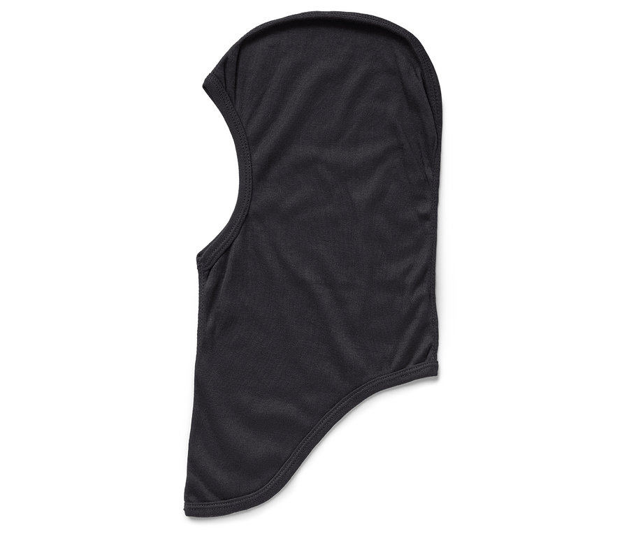 Černá kukla na bílém pozadí.