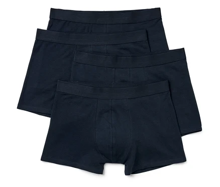 Čtvery černé pánské boxerky leží na sobě.