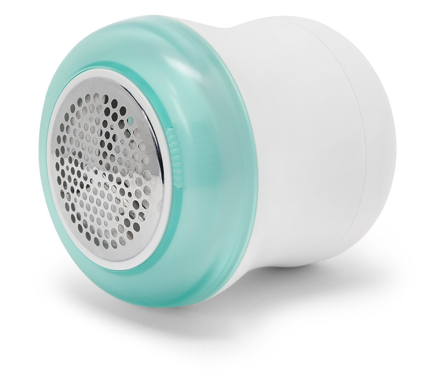 Detailní záběr na odstraňovač žmolků s modrozeleným akcentem na bílém pozadí.