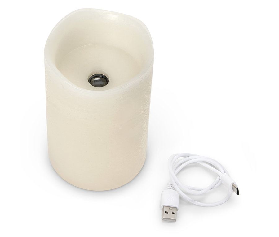 Krémová LED svíčka s USB kabelem na bílém pozadí.