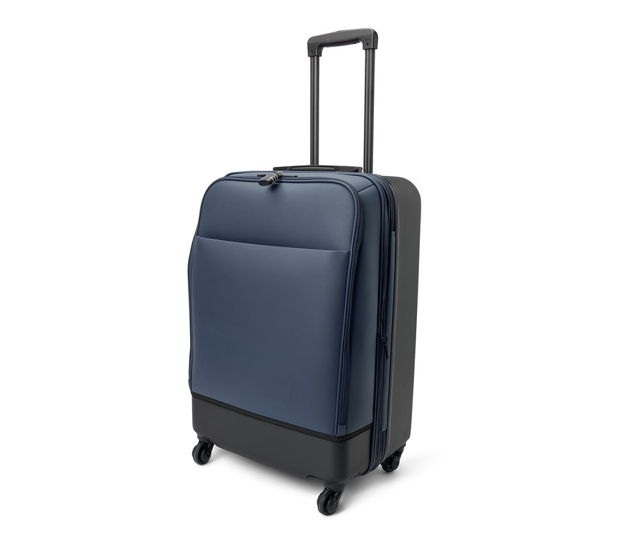 Středně velký hybridní kufr na bílém pozadí.