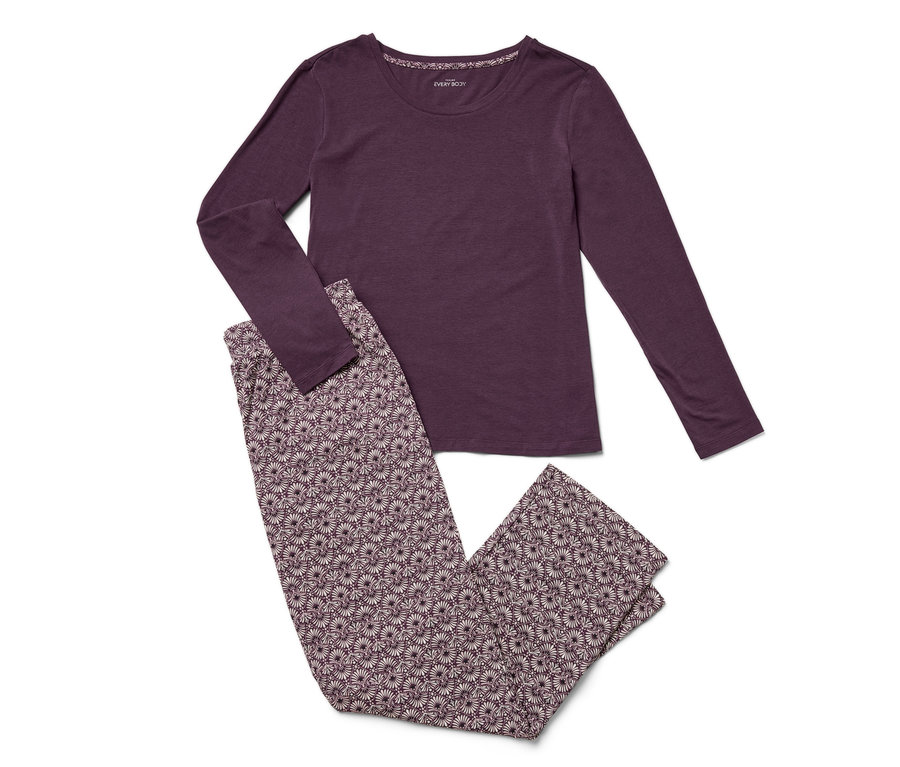 Fialové pyžamo s dlouhým rukávem a květinovými kalhotami leží na bílém pozadí.