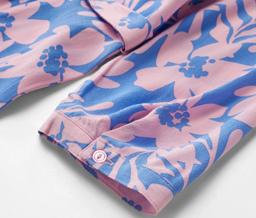 Detail košilových šatů s potiskem.