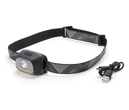 Černá čelovka s šedo-bílým vzorovaným páskem a nabíjecím kabelem USB.