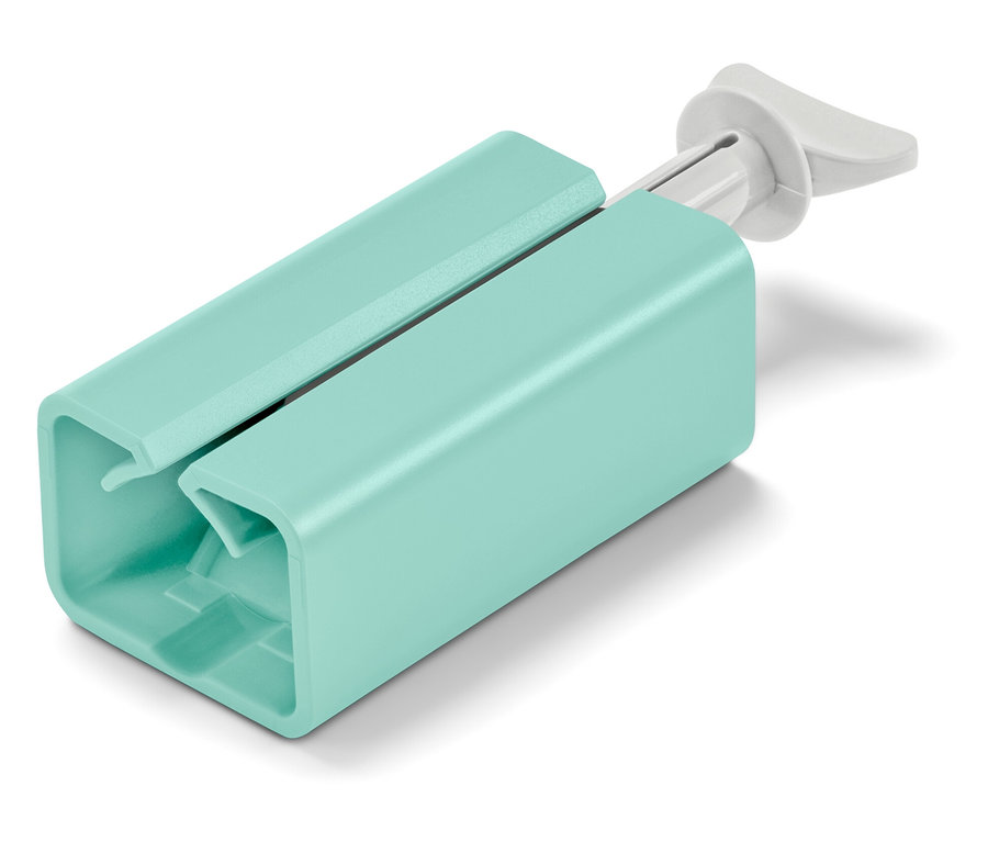 Světle modrý pomocník na tuby s bílou rukojetí na bílém pozadí.