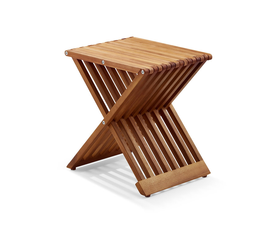 Skládací stolička ze dřeva.