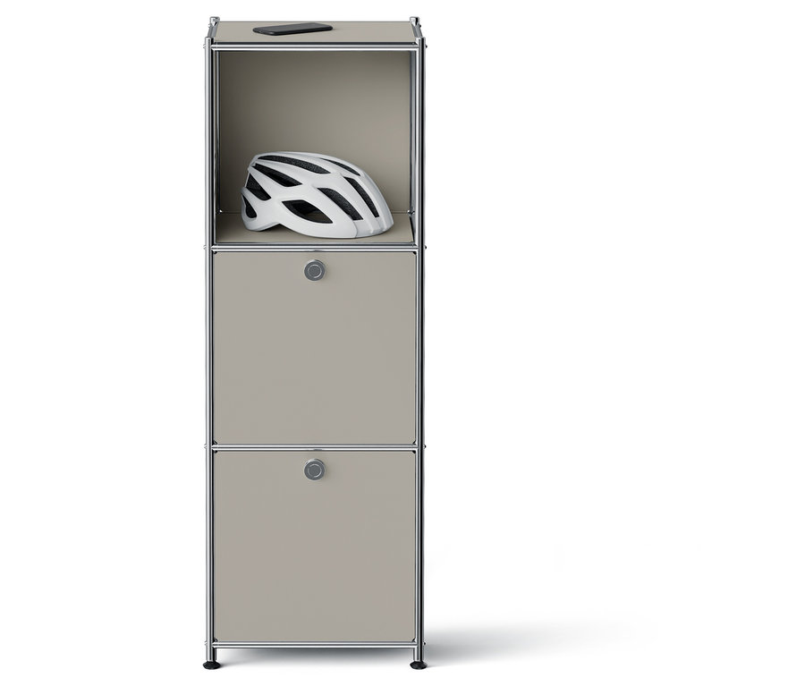 Úzká skříňka se dvěma šedými zásuvkami a bílou cyklistickou helmou nahoře.