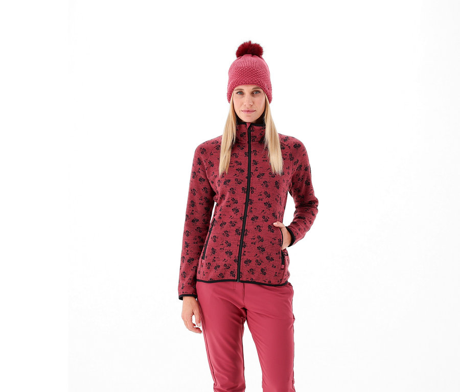 Žena má na sobě fleecovou bundu CMP Damen-Strickfleece-Jacke, beere a odpovídající kalhoty a čepici.