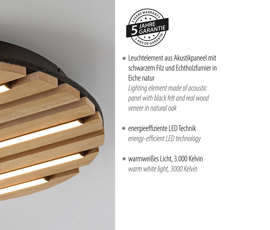 Detail stropního svítidla s lamelami z přírodního dubového dřeva a LED osvětlením.