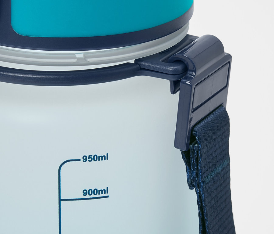 Detail záběru na láhev na pití s modrým víčkem a popruhem.