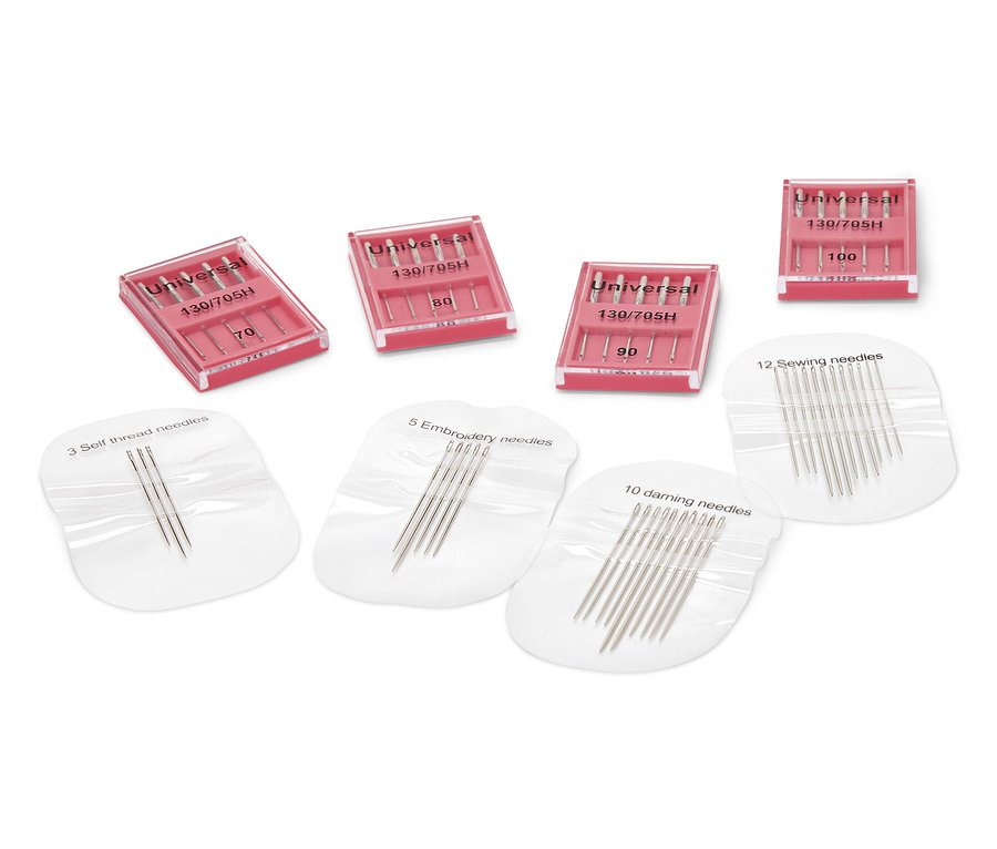 Sada šicích strojů a jehel: různé jehly v obalech a pouzdrech.