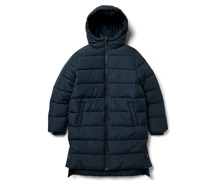 Tmavě modrá prošívaná bunda s kapucí leží na bílém pozadí.