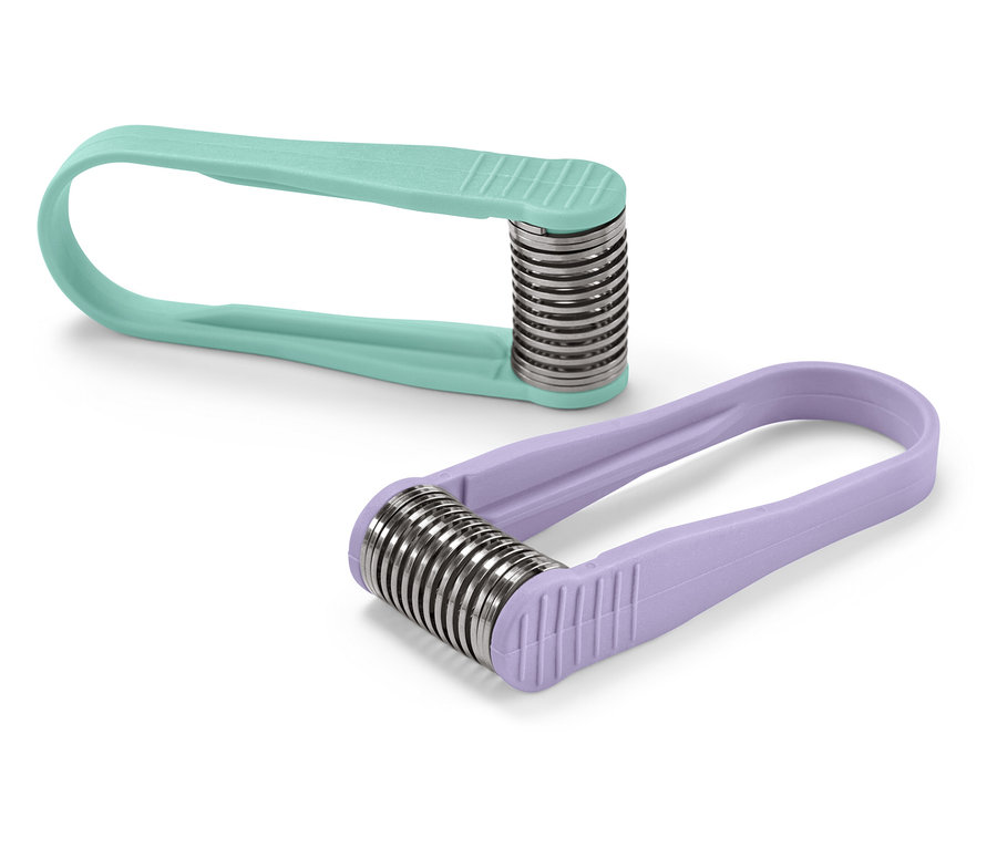 Dva epilátory s pružinovým závitem, jeden světle modrý a jeden fialový, leží na bílém pozadí.