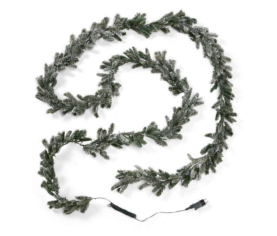 Dekorativní girlanda z jehličí se zasněženým efektem a napájecím kabelem na bílém pozadí.