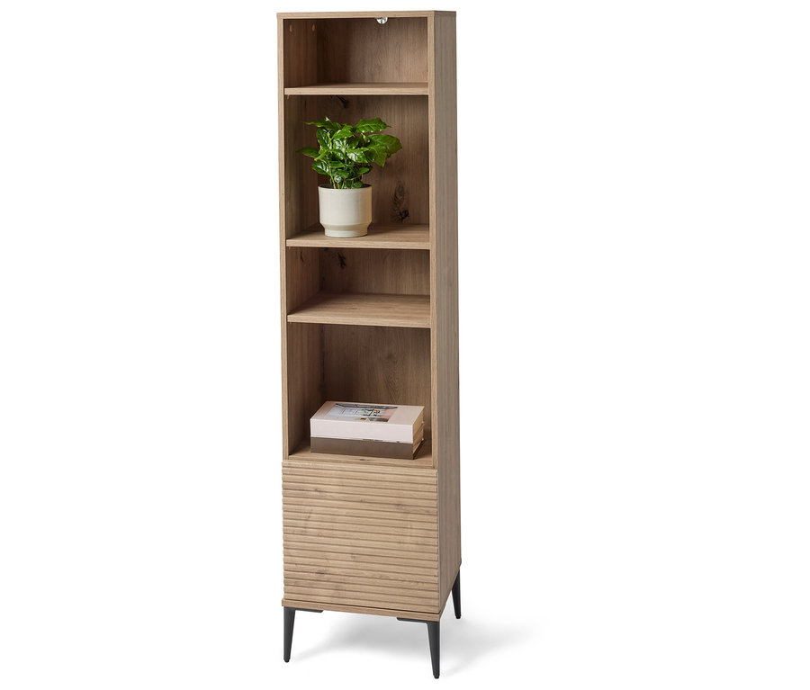 Úzká dřevěná knihovna se čtyřmi policemi, rostlinou v květináči a knihou.