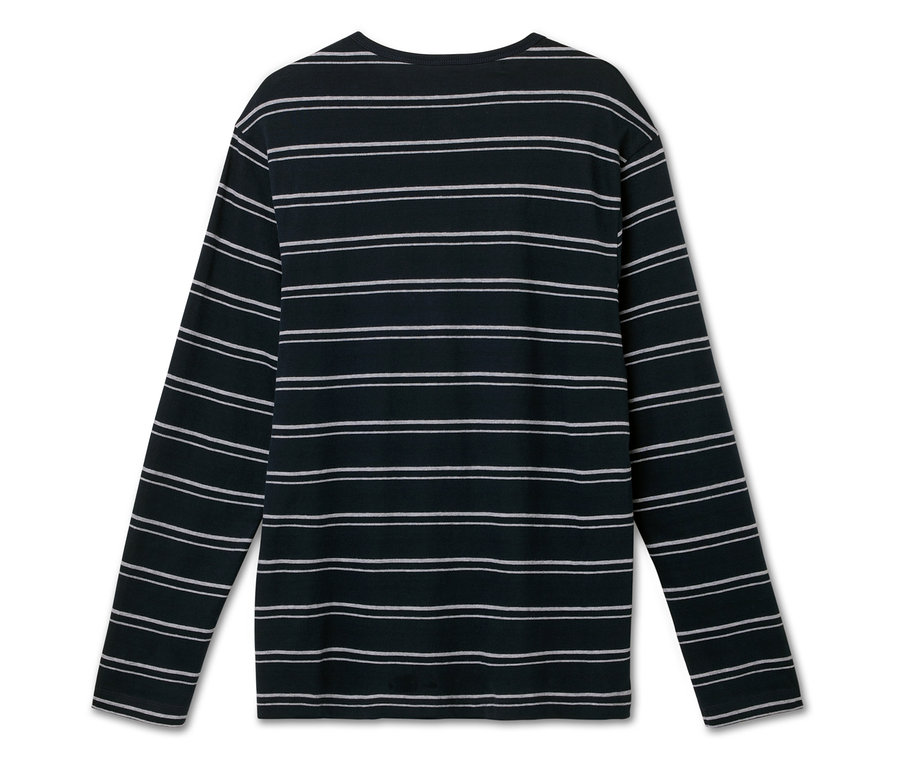 Černo-bílé pruhované tričko s dlouhým rukávem leží na bílém pozadí.