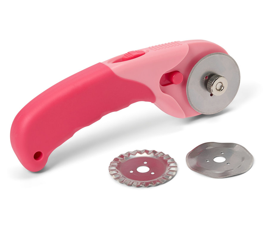 Růžový látkový rotační řezák se dvěma čepelemi na bílém pozadí.