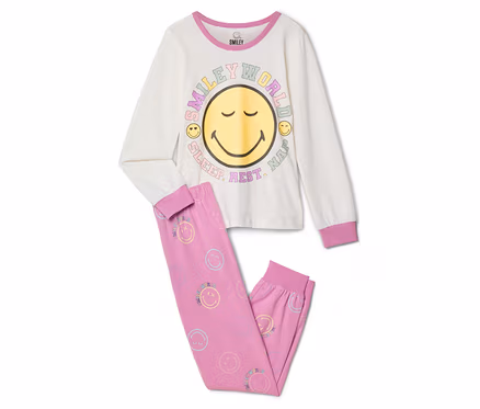 Dětské pyžamo SMILEYWORLD®: Krémový top s dlouhým rukávem s velkým žlutým smajlíkem a nápisem „SMILEY WORLD SLEEP. REST. NAP.“, k tomu růžové kalhoty s malými pastelovými smajlíky.