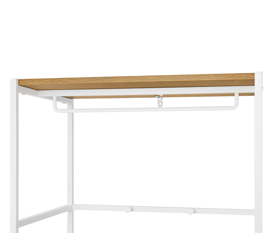 Detailní pohled na bílý věšák na šaty s policí ze světlého dřeva.