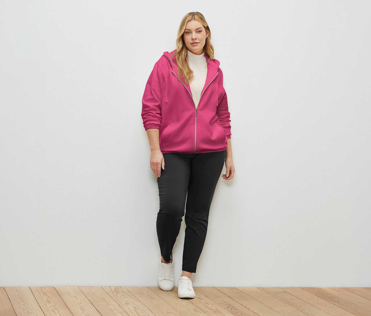 Žena má na sobě mikinu fuchsiové barvy.