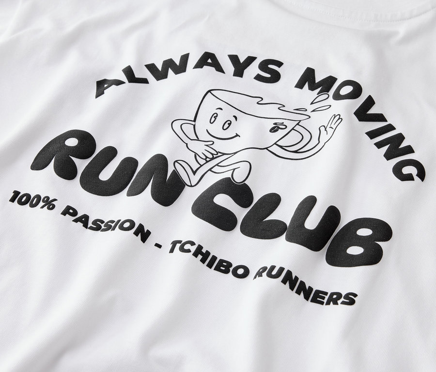 Bílé sportovní tričko s černým potiskem "ALWAYS MOVING", běžícího šálku kávy, "RUN CLUB" a "100% PASSION - TCHIBO RUNNERS".