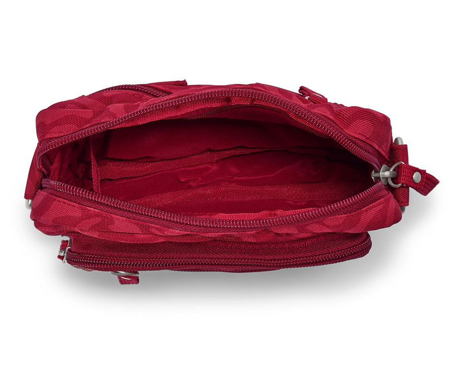 Detailní záběr na otevřenou, prázdnou, červenou kabelku.