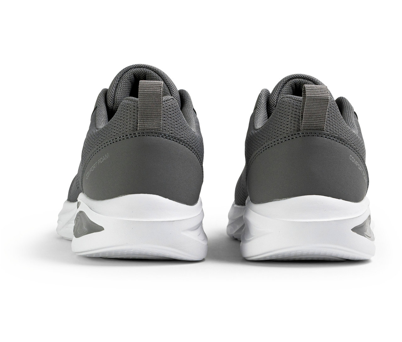 Dvoje pánské tenisky FILA Specctris, castlerock, stojí vedle sebe.