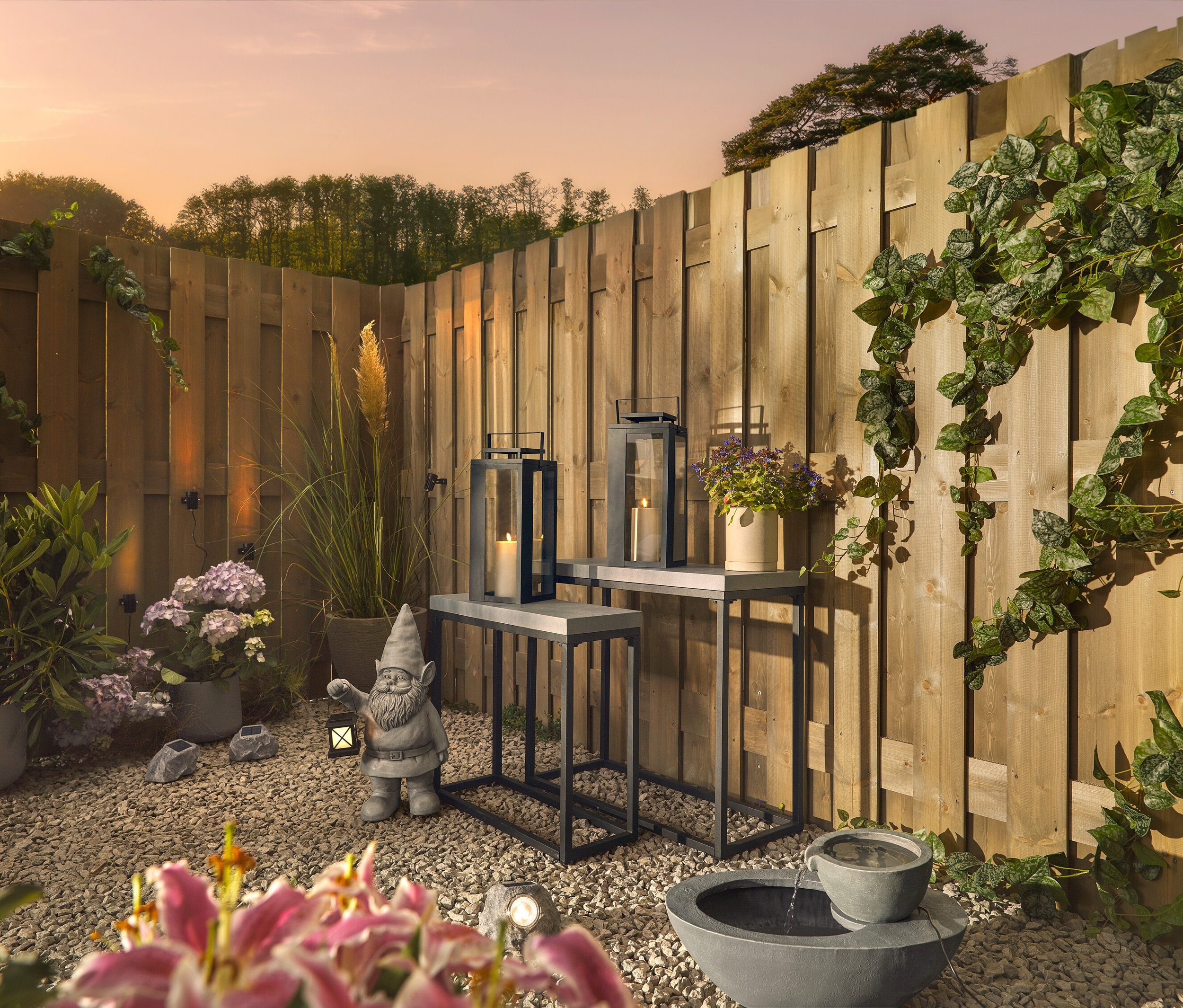 V zahradě je umístěna zahradní fontána Buddha, solární svítidla na okap (3 ks) a prémiové solární LED kameny (3 ks).