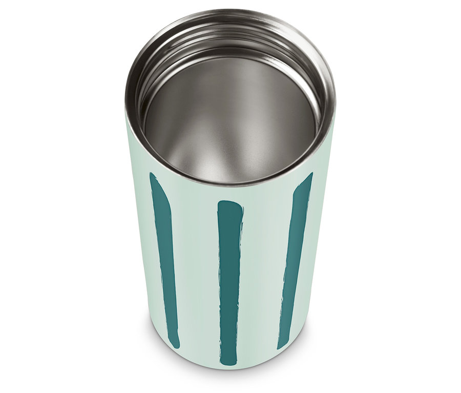 Prázdný kelímek Coffee-to-go s pruhovaným vzorem stojí na bílém pozadí.