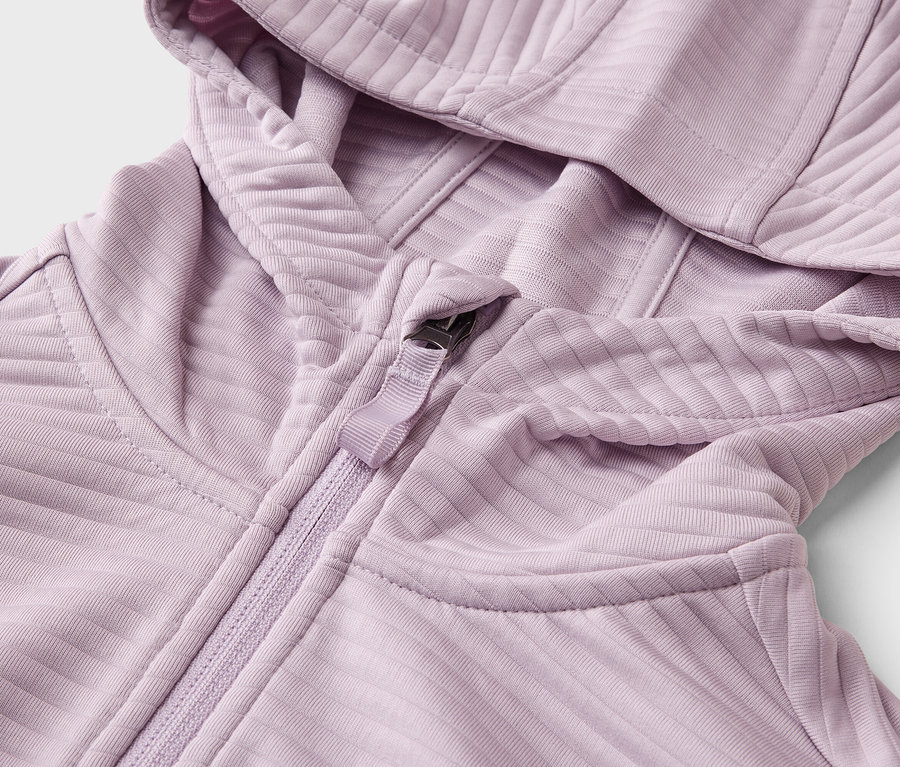 Detail fialové mikiny na zip s kapucí.