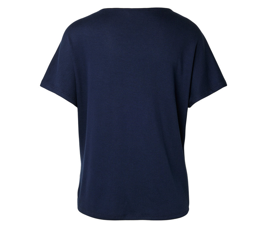 Detailní záběr na tmavě modré tričko s krátkým rukávem.