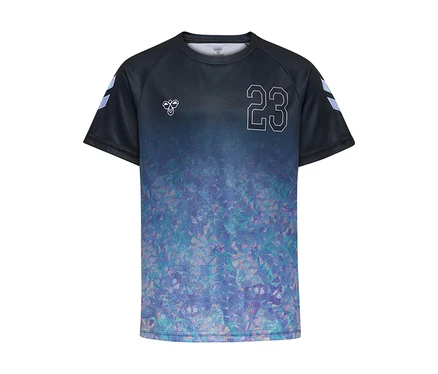 Černé tričko hummel® HMLJR Shimmer T-Shirt S/S s modro-fialovým geometrickým vzorem ve spodní části, bílou '23' na hrudi a logy hummel.