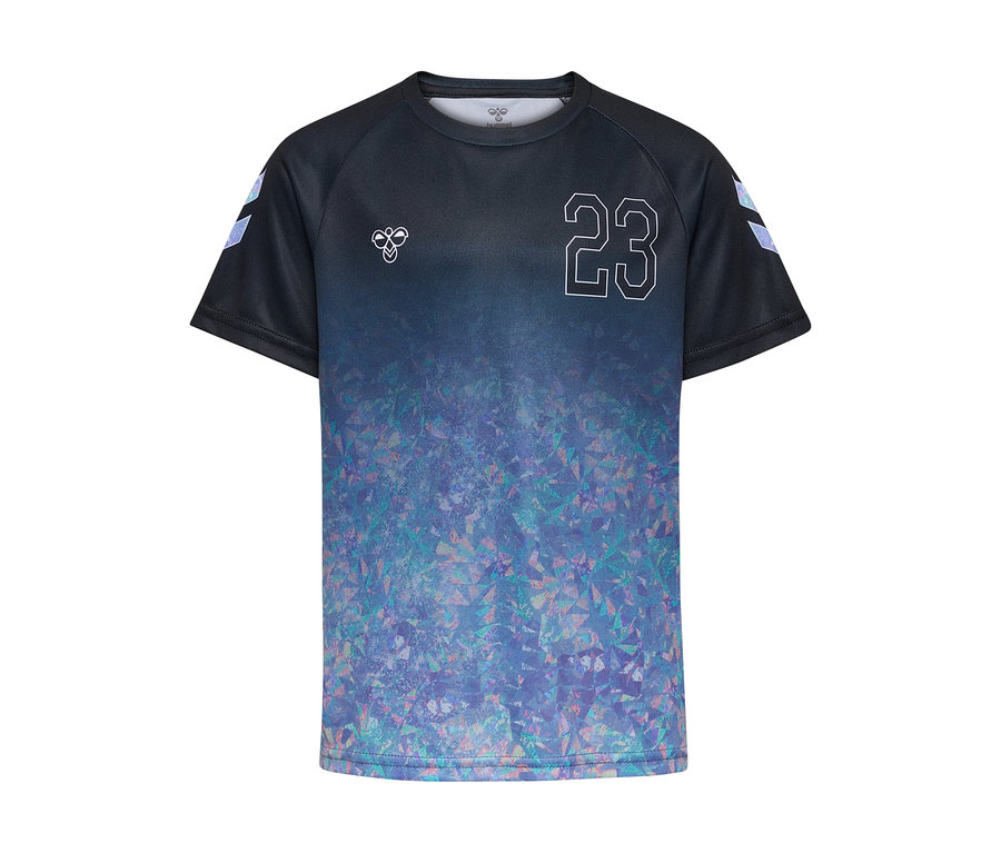 Černé tričko hummel® HMLJR Shimmer T-Shirt S/S s modro-fialovým geometrickým vzorem ve spodní části, bílou '23' na hrudi a logy hummel.