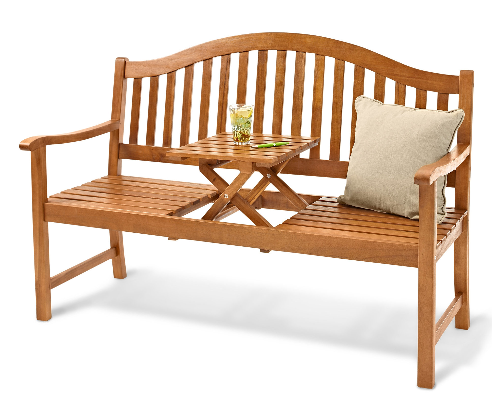 Trojmístná zahradní lavička »Lenja« se sklápěcím odkládacím stolkem, na které je sklenice s pitím a vedle ní leží polštář.