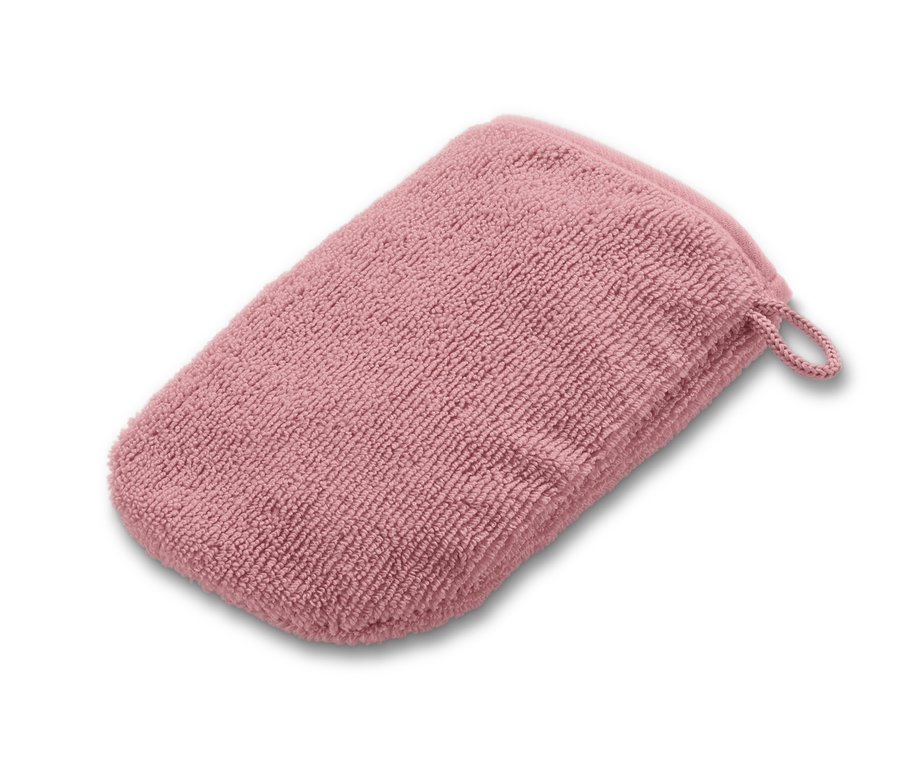 Růžová odličovací rukavice z mikrovlákna na bílém pozadí.