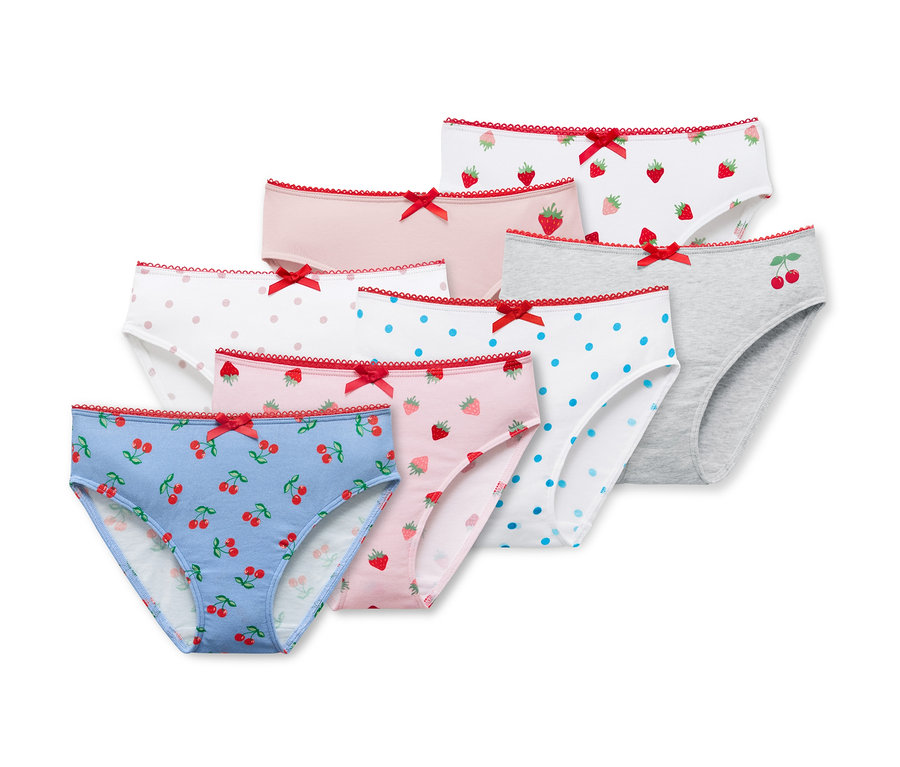 Sedm párů dívčích kalhotek s různými vzory, včetně třešní, jahod a puntíků.