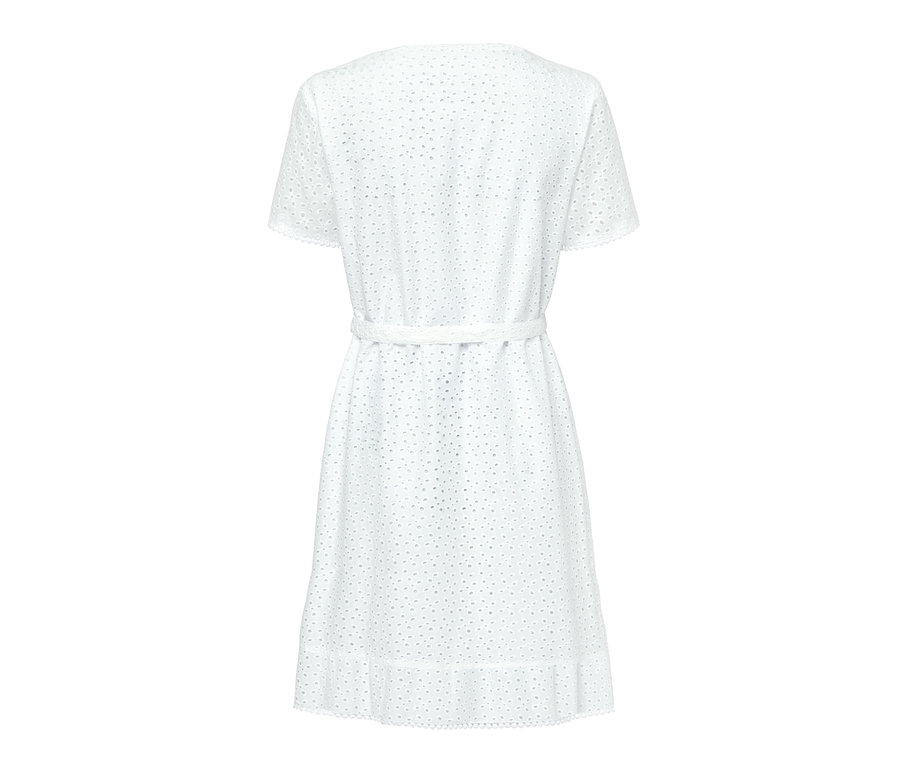 Bílé šaty s krátkým rukávem a ažurovou výšivkou.