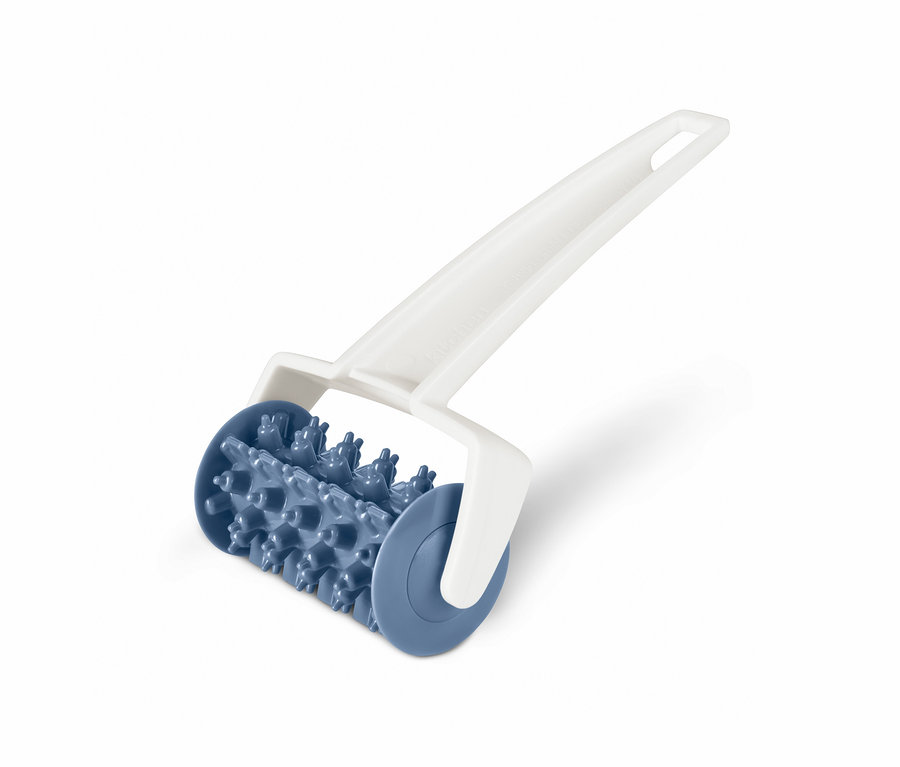 Váleček na knäckebrot s modrým ježkovitým válečkem a bílou rukojetí.