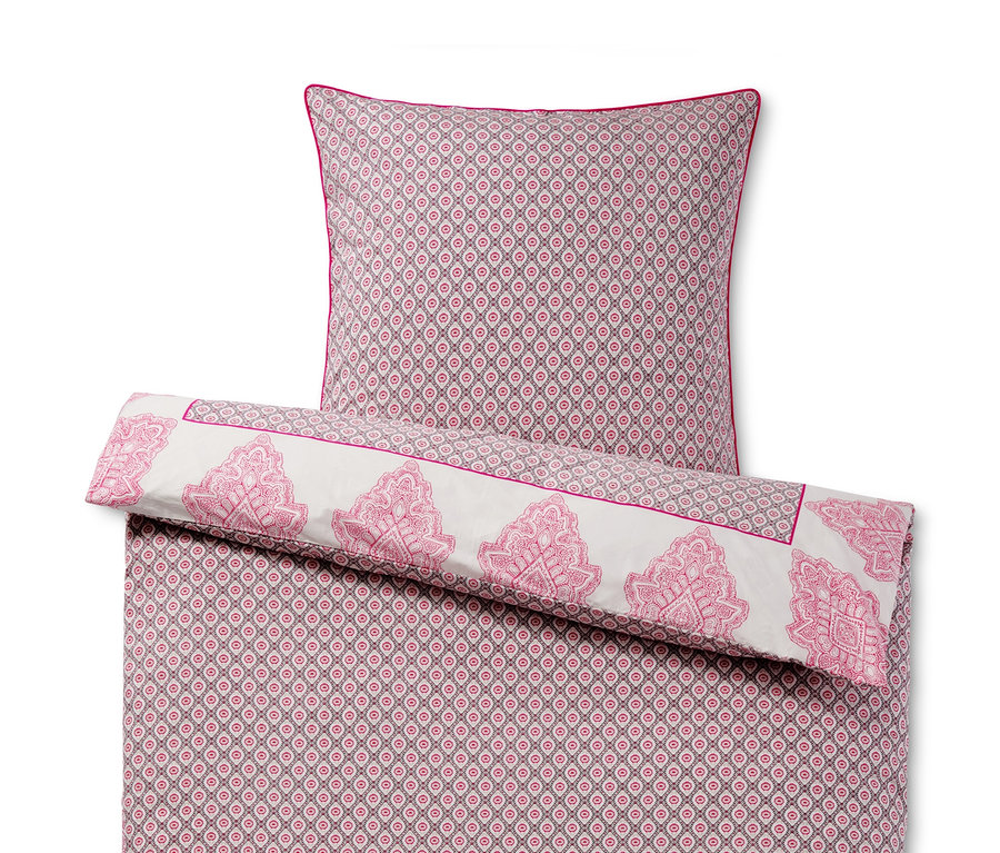 Perkálové povlečení s geometrickým vzorem a ozdobným lemem.