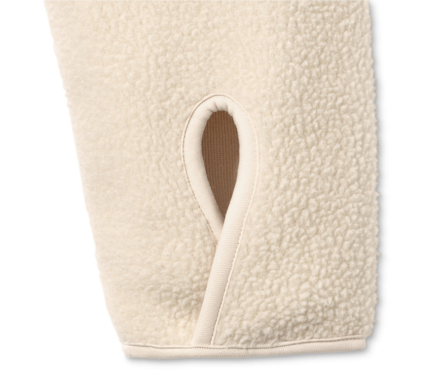 Detail písečné fleecové bundy s otvorem na palec.