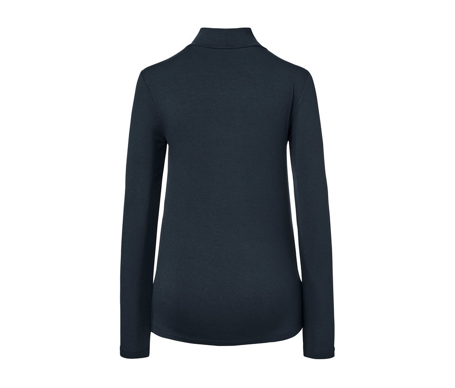 Pohled zezadu na kouřově modré triko se stojáčkem.