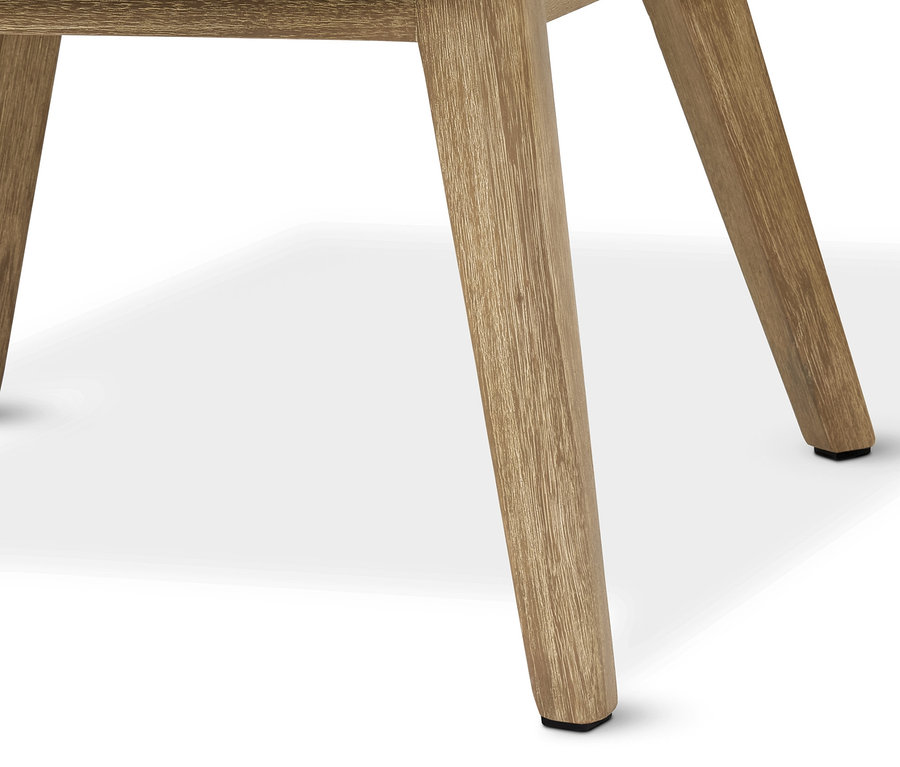 Detail dřevěných nohou designového křesla s textilním výpletem a podnožkou.