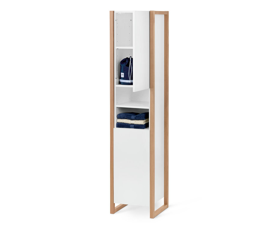 Vysoká skříňka do koupelny s otevřenou horní částí, kde je modrá taška a složené ručníky.