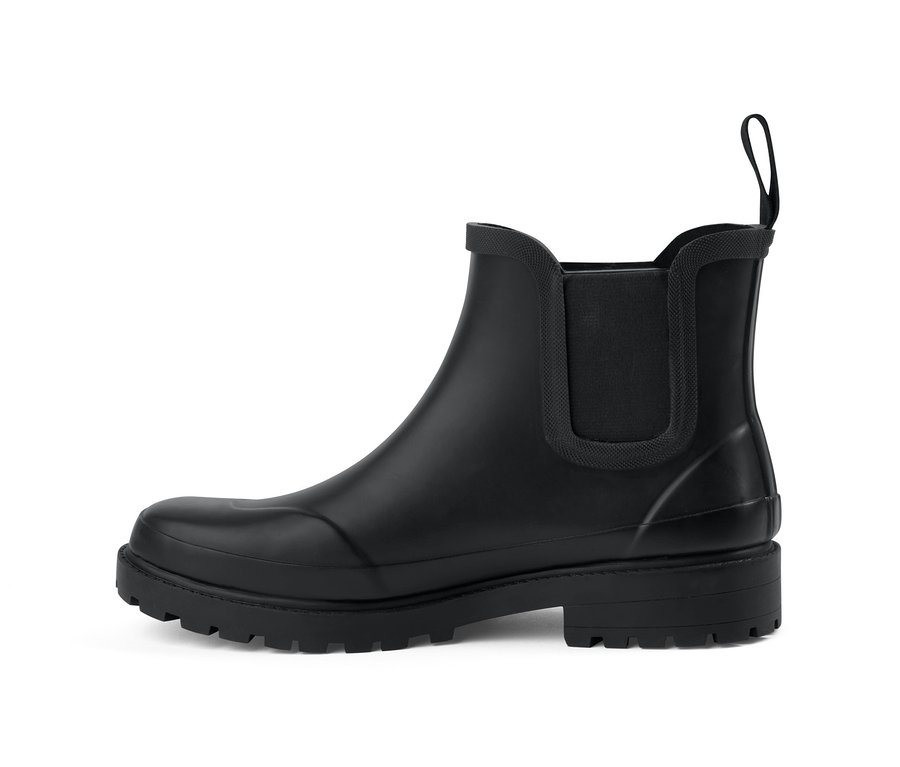 Černá gumová kotníková bota na bílém pozadí.