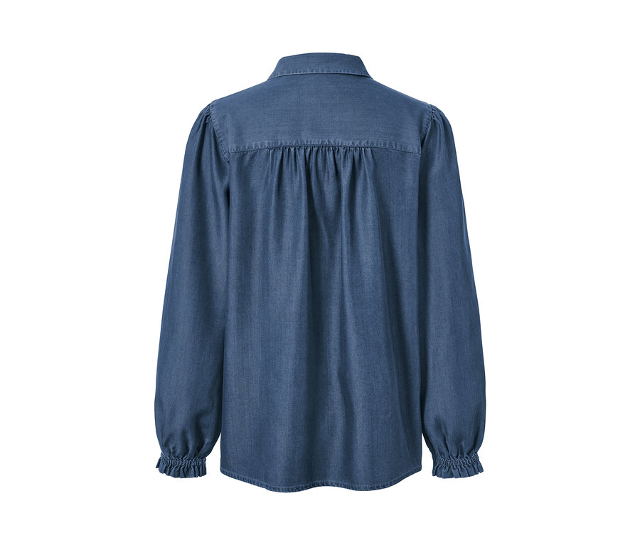 Detail zadní strany džínové halenky s nabíranými rukávy.