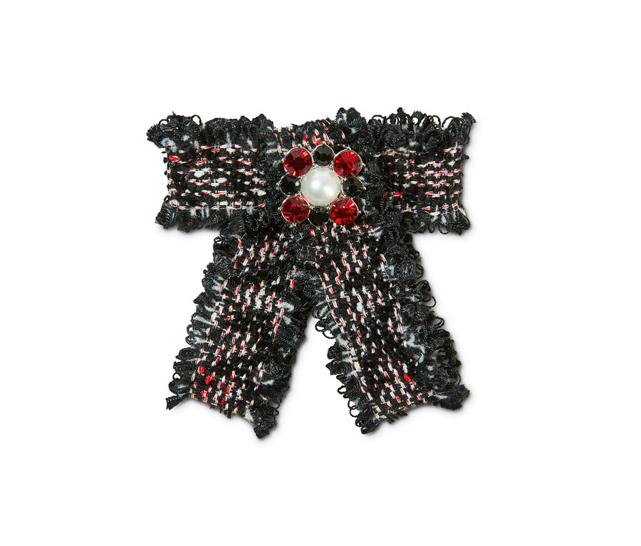 Detail tvídové mašle s broží.