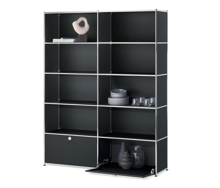 Černý regál »CN3« se 2 výklopnými dvířky. Na policích jsou dekorace, sklenice a talíře.